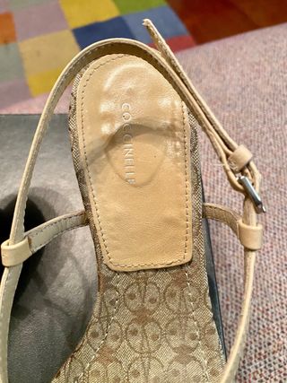 Sandalia Coccinelle tacon beige