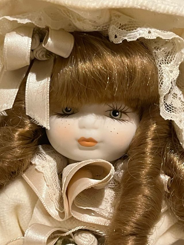 Bambola in fine porcellana