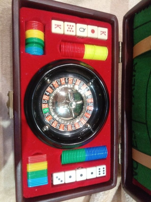 ESTUCHE CON RULETA Y DADOS.