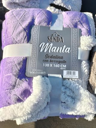 Nuovi lenzuola, coperte, piumoni e biancheria da letto.