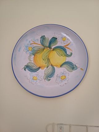 Piatto in ceramica  con natura morta bianco 