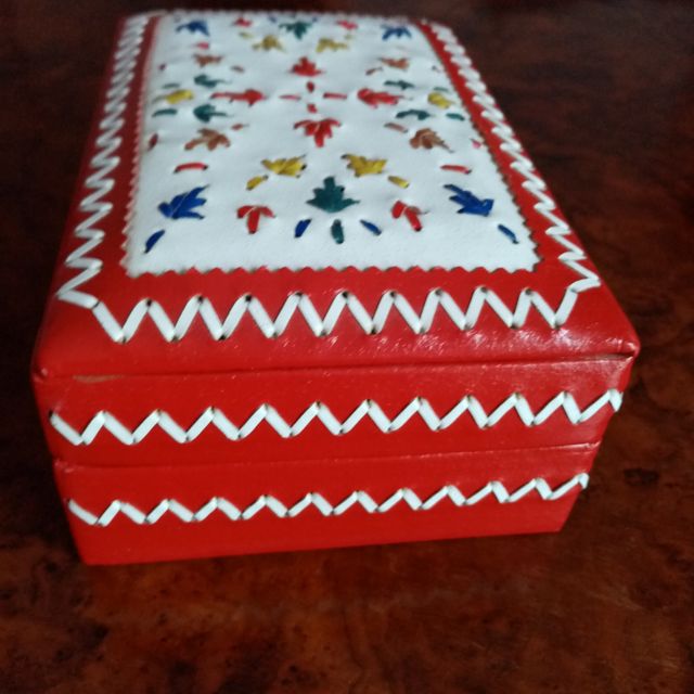 Scatola con lavorazione in pelle