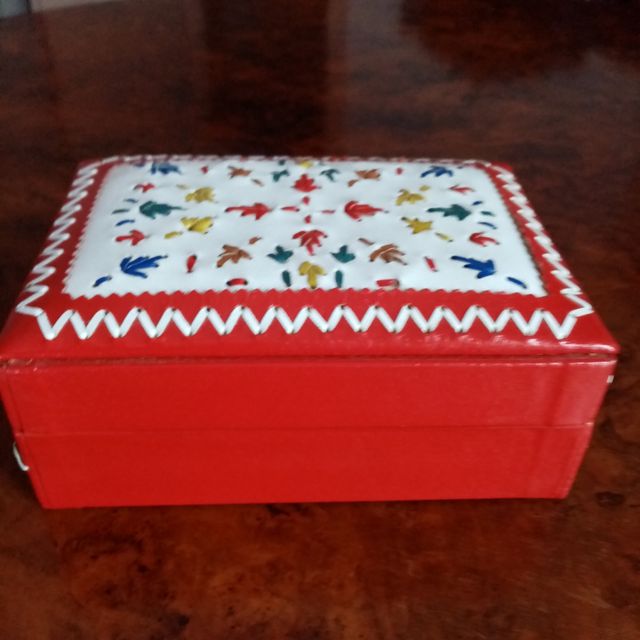 Scatola con lavorazione in pelle