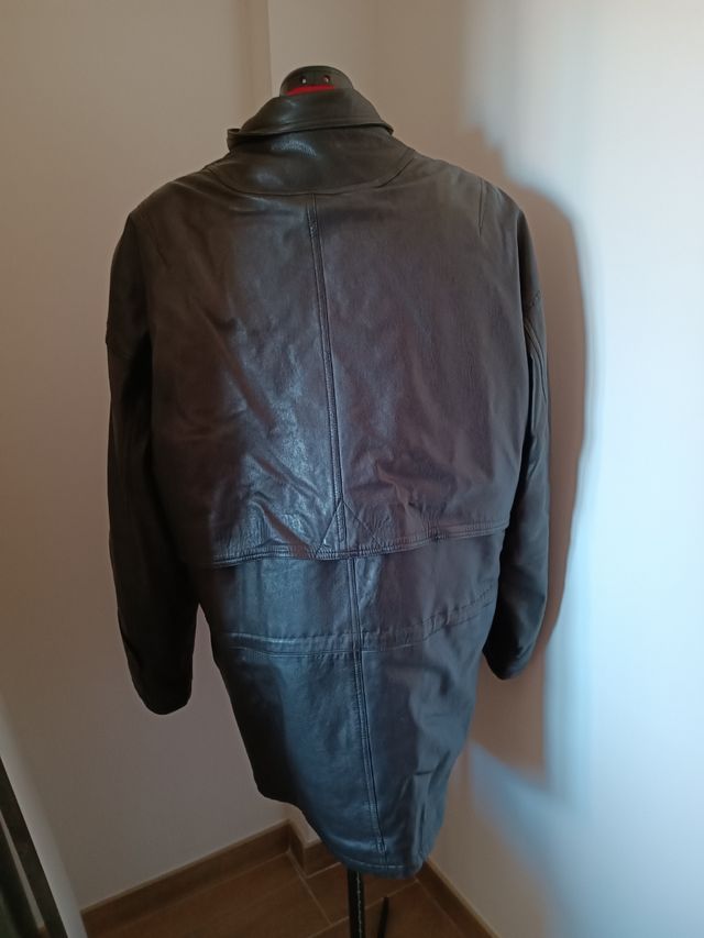 Casaco em pele de segunda mão. Tamanho 52