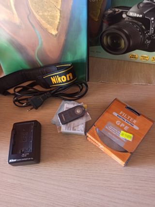 Nikon D90 con accesorios.