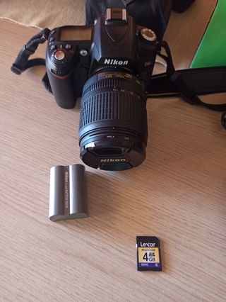 Nikon D90 con accesorios.
