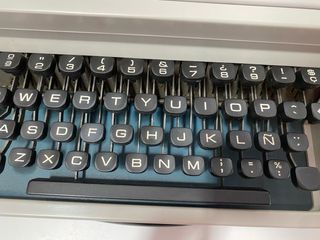 MAQUINA DE ESCRIBIR ANTIGUA OLIVETTI