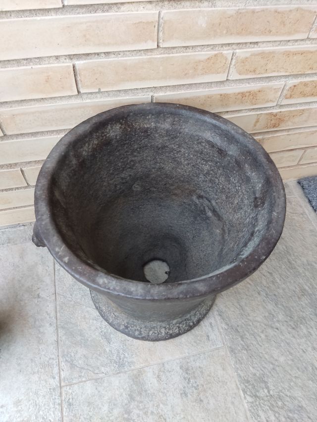 Precioso mortero antiguo de farmacia.