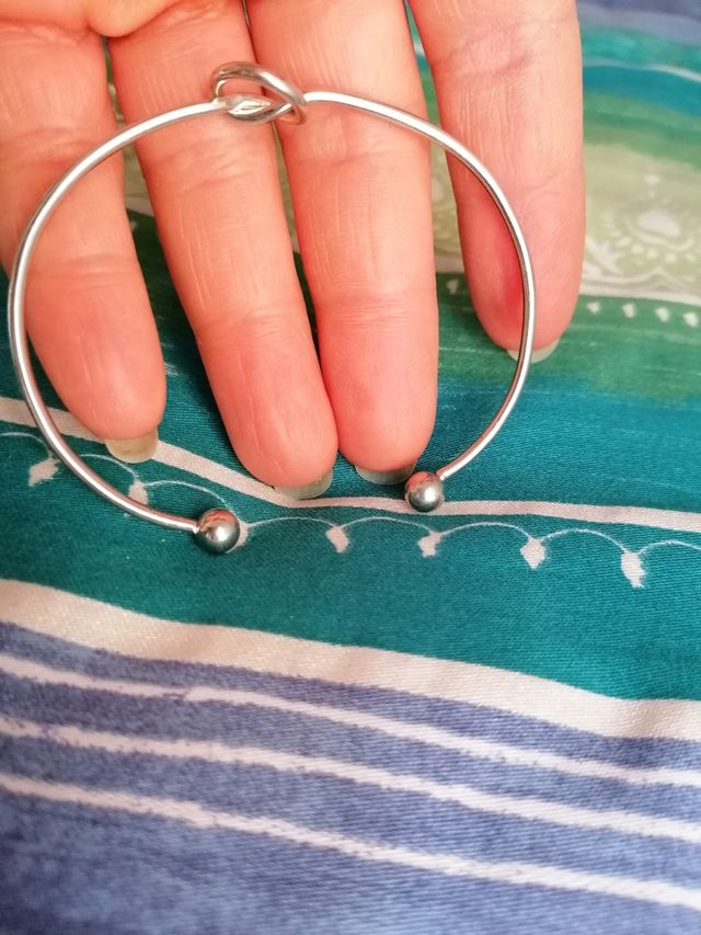 Bracciali e orecchini mai usati