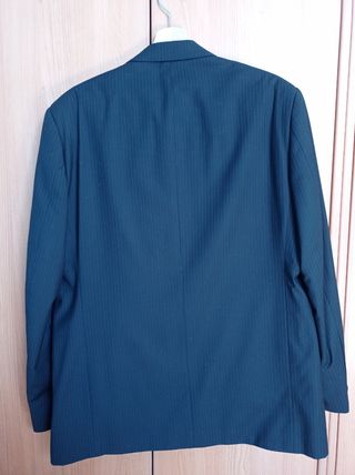 Traje azul con rayas