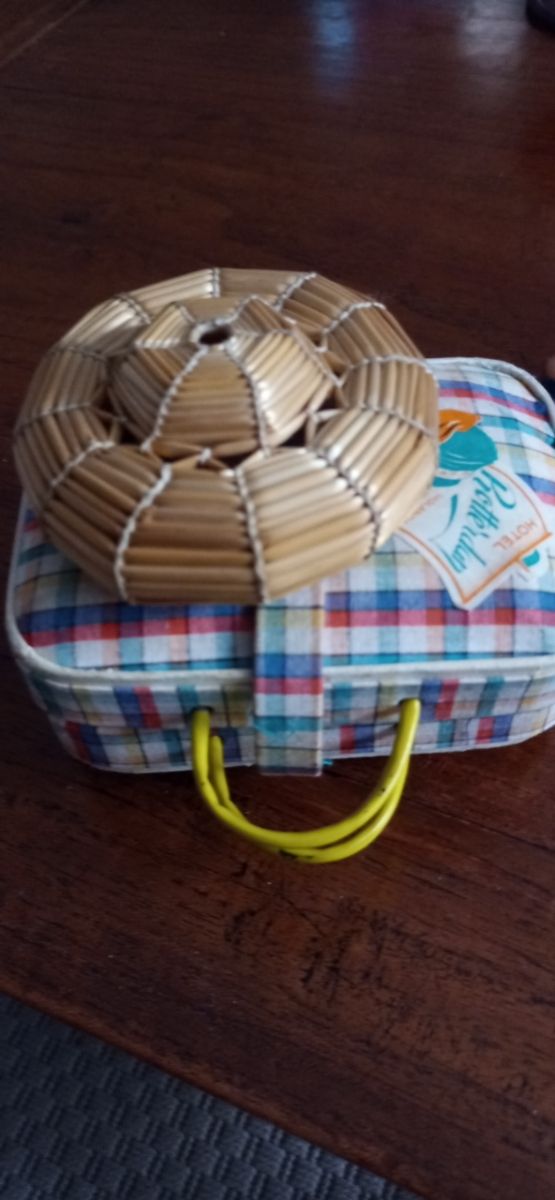 Maletita de juguete antigua , figuras madera