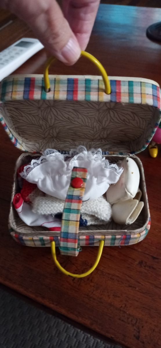 Maletita de juguete antigua , figuras madera