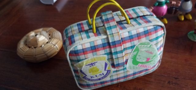 Maletita de juguete antigua , figuras madera