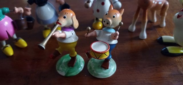 Maletita de juguete antigua , figuras madera