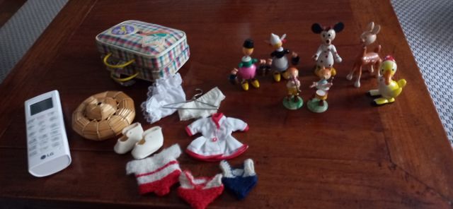 Maletita de juguete antigua , figuras madera