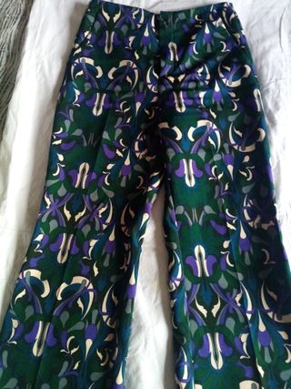 Pantalón verde estampado, muy original