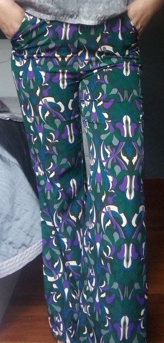 Pantalón verde estampado, muy original