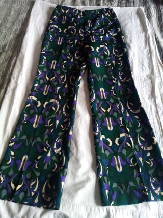 Pantalón verde estampado, muy original