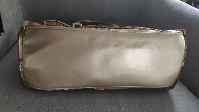 Bolso de mano y de hombro dorado