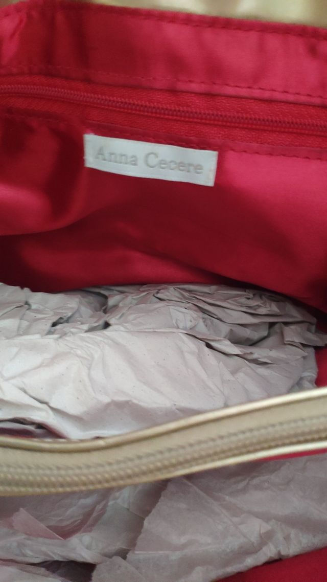 Bolso de mano y de hombro dorado