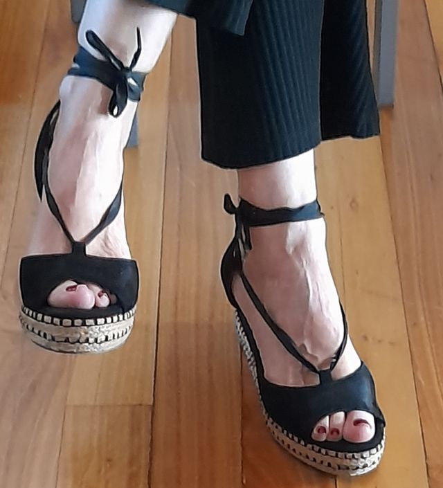 Sandalia cuña negra de XTI. Número 37