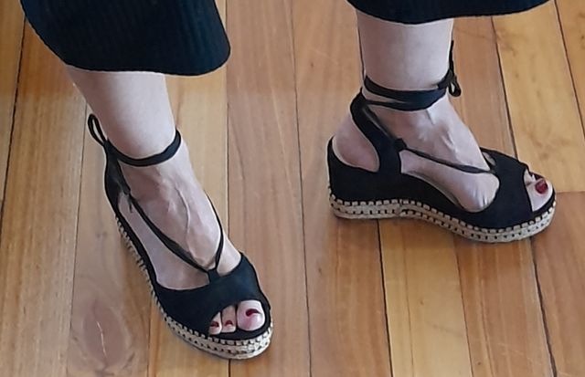 Sandalia cuña negra de XTI. Número 37