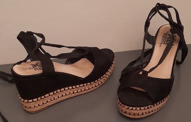 Sandalia cuña negra de XTI. Número 37
