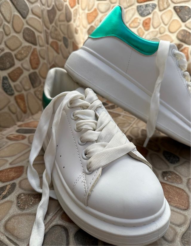 Zapatillas blancas y verdes