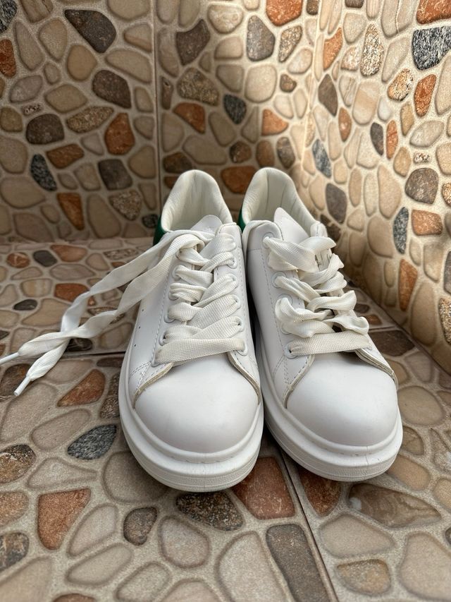 Zapatillas blancas y verdes