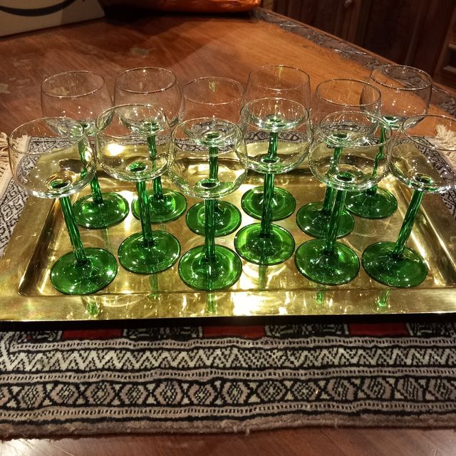 12 bicchieri da vino stelo verde.