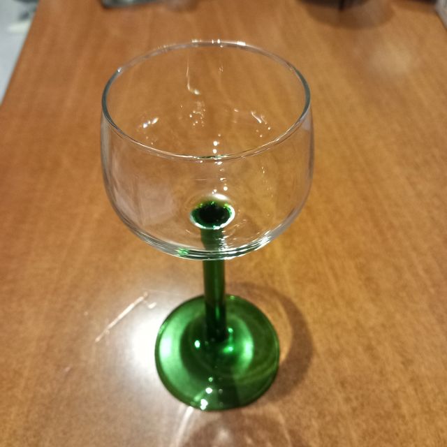 12 bicchieri da vino stelo verde.