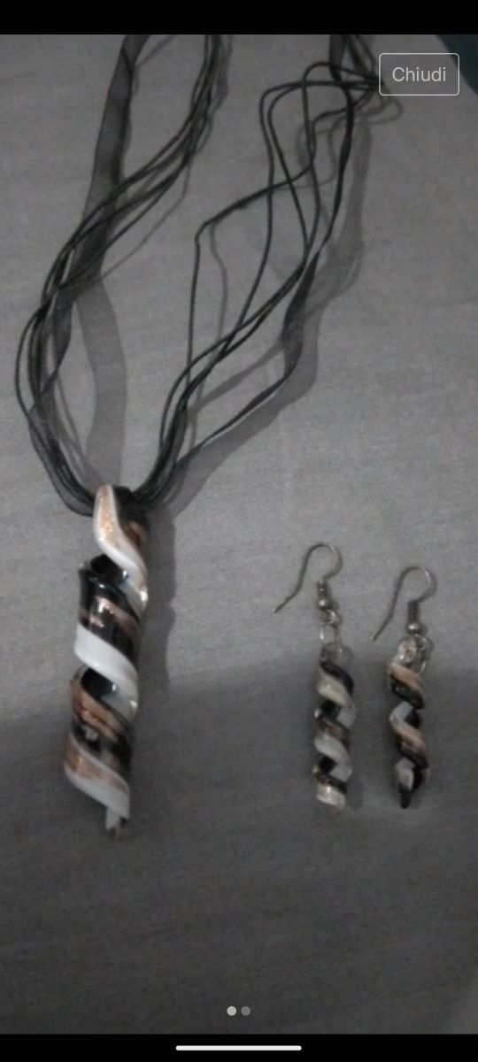 Collana e orecchini in vetro colorato