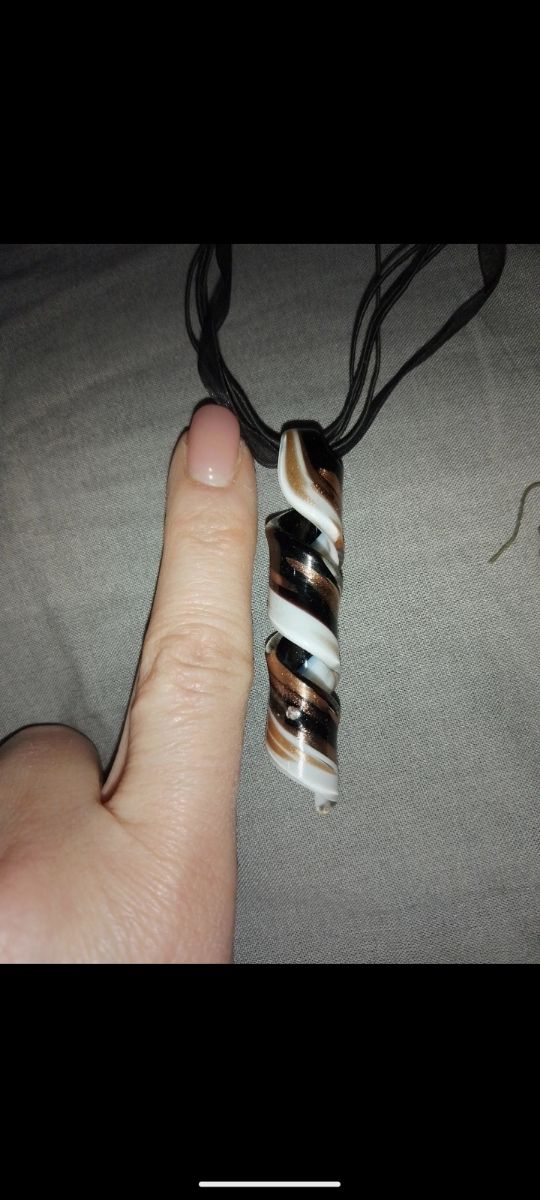 Collana e orecchini in vetro colorato