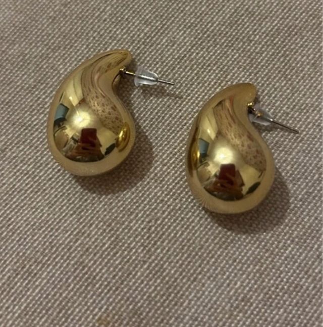 Pendiente gota dorado