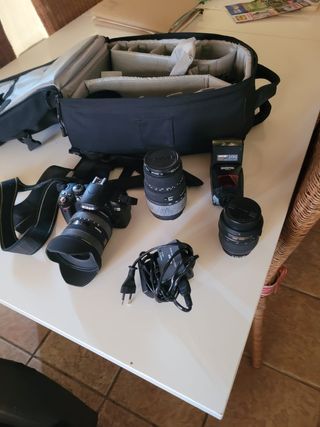 Camara Nikon con objetivos y mochila
