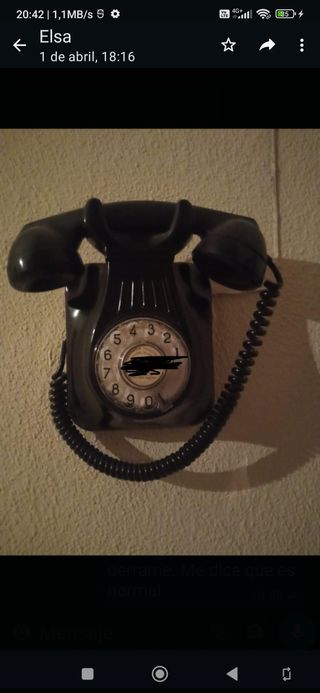 Teléfono, cuadro y cosas antiguas