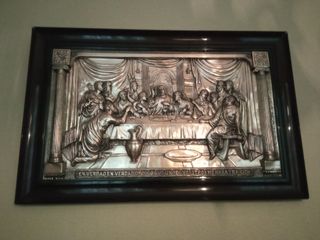 Teléfono, cuadro y cosas antiguas