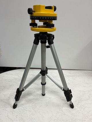 Nivel laser con tripode
