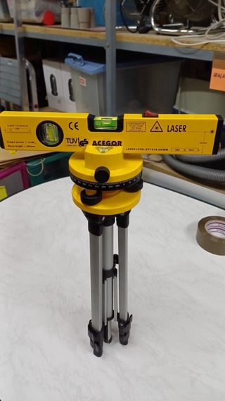 Nivel laser con tripode