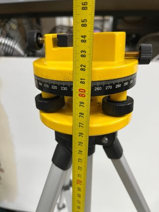 Nivel laser con tripode