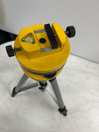 Nivel laser con tripode