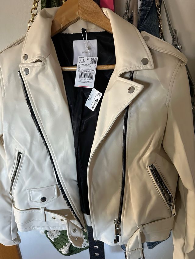 Chaqueta mango color beige polipiel