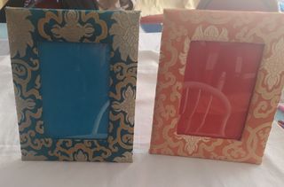 Dos marcos de fotos  de Nepal.