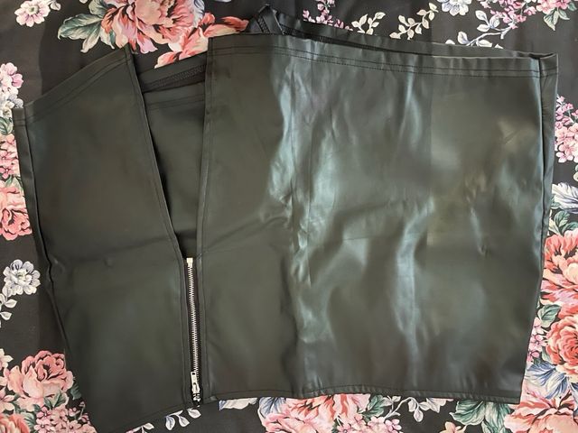 Falda negra tipo cuero