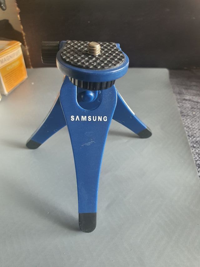 2 trípodes para cámaras