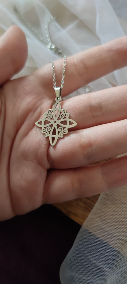 Nudo de bruja con trisquetas