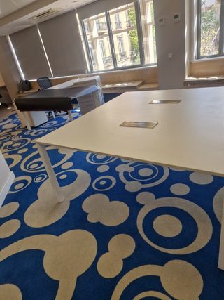 Mesa de oficina de 1'60x1'66 en blanco