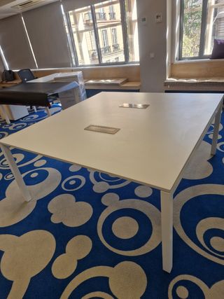 Mesa de oficina de 1'60x1'66 en blanco