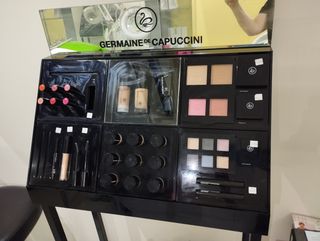 Maquillaje + Expósitor