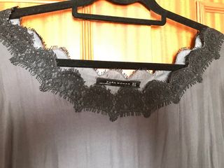 Blusa satina azul y encaje negro talla S